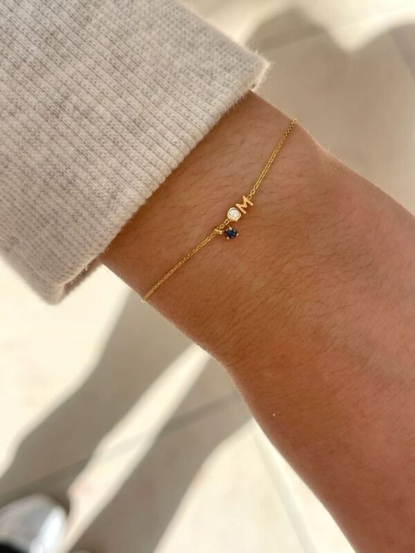 Pulsera Delicada de Inicial y Piedras Preciosas - Imagen 2