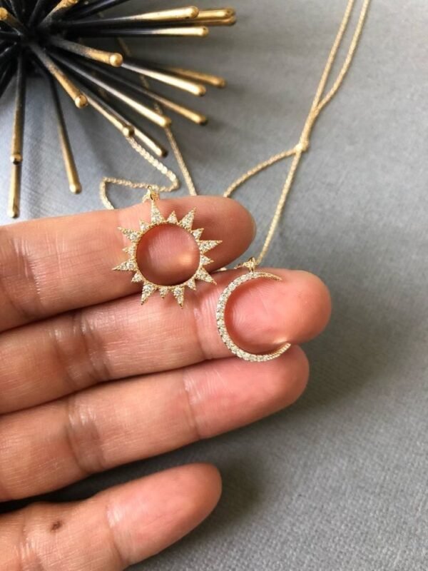Collar de Sol o Luna con Diamantes - Imagen 2