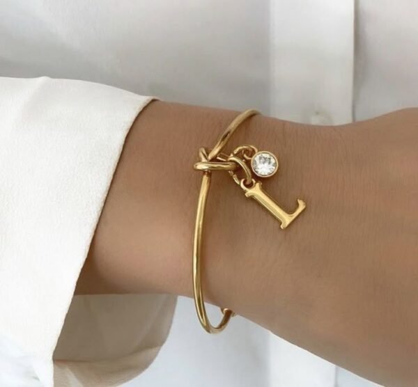 Brazalete de Aro con Nudo y Dijes de Inicial y Zirconia - Imagen 2